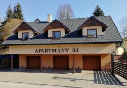 Apartmány 3J s nápisem